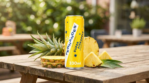 Fernandes Pineapple blikje buiten op een houten tafel in de zon